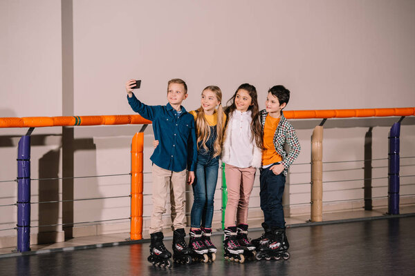 Роллеристы делают селфи на катке
