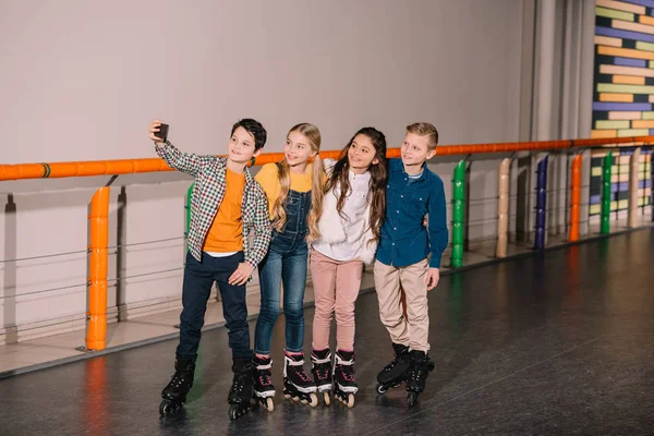 Niño Haciendo Selfie Con Amigos Mientras Patinan Juntos — Foto de Stock