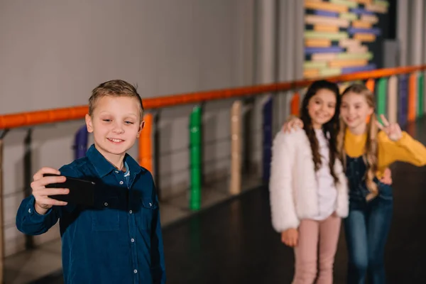 Bonito Menino Sorrindo Fazendo Selfie Com Amigos — Fotografia de Stock