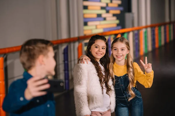 Niño Con Teléfono Haciendo Selfie Con Amigos — Foto de Stock