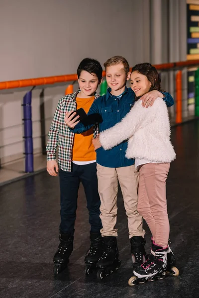 Niños Abrazando Mientras Hacen Selfie Pista Patinaje — Foto de Stock