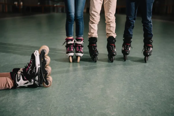 Teilansicht Von Freunden Auf Rollschuhen — Stockfoto