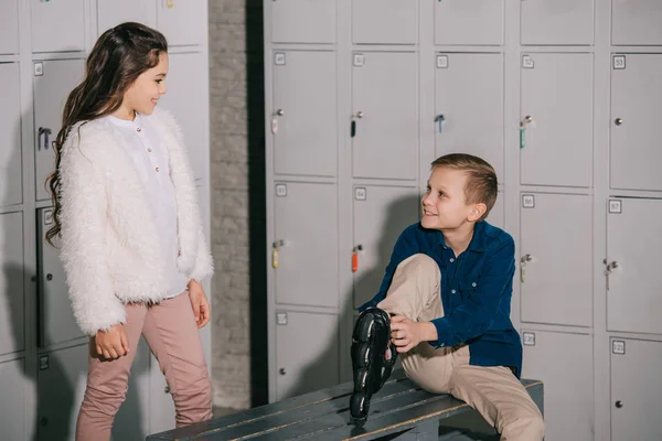 Innenaufnahmen Von Kindern Die Der Umkleidekabine Schlittschuhe Anziehen — Stockfoto