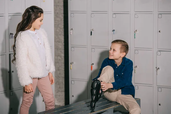 Foto Interior Niños Que Ponen Patines Vestuario — Foto de Stock