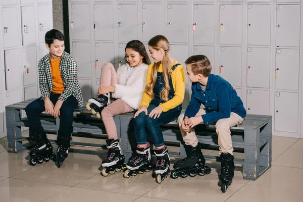 更衣室で話しているローラー スケートで子供のグループ — ストック写真