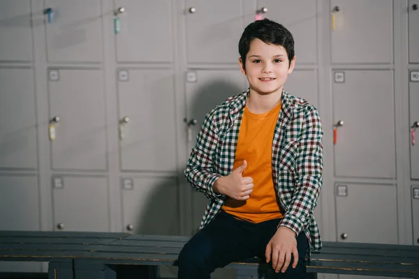 Sonriente Morena Niño Mostrando Pulgar Hacia Arriba Mientras Posando Vestuario —  Fotos de Stock