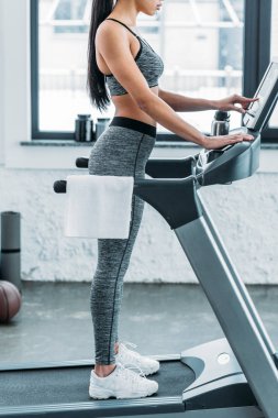 spor salonunda treadmill egzersiz genç sportif Afrikalı-Amerikalı kadın görüntüsünü kırpılmış