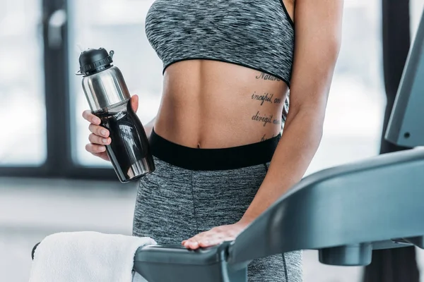 Cropped Shot Sporty Young Woman Standing Treadmill Holding Sport Bottle — Stock Photo, Image