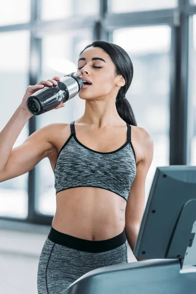 Young Sporty African American Woman Drinking Water Exercising Treadmill Gym — Stockfoto