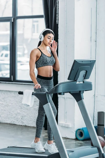 Menina Americana Africana Esportiva Fones Ouvido Exercitando Esteira Rolante Ginásio — Fotografia de Stock