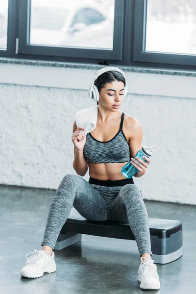 Beautiful African American Sportswoman Headphones Sitting Step Platform Towel Bottle — Stock Photo, Image