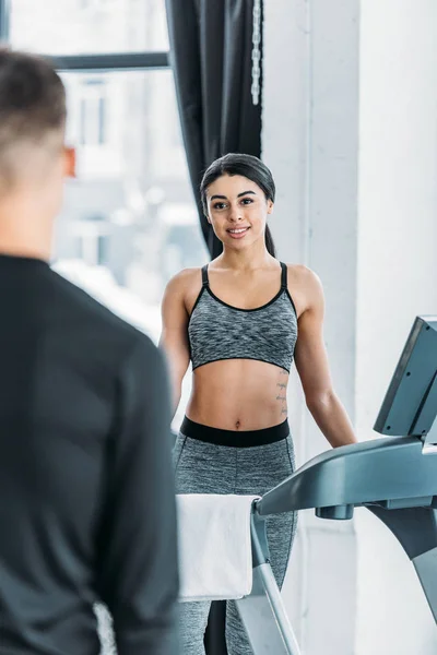 Enfoque Selectivo Joven Afroamericana Pie Cinta Correr Mirando Hombre Deportivo — Foto de Stock