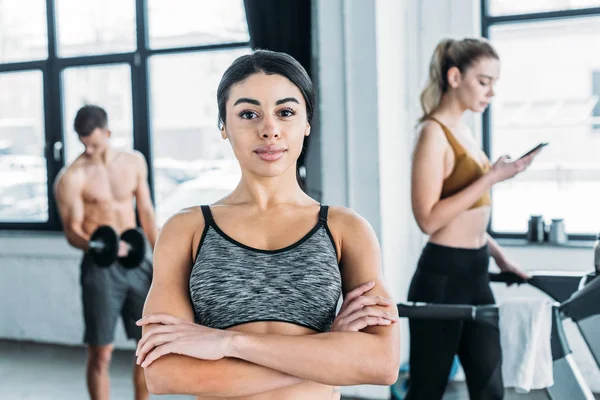 Attractive Athletic African American Girl Standing Crossed Arms Smiling Camera — Stock Photo, Image