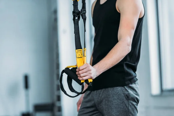 Beskuren Bild Muskulös Ung Man Hålla Band Motstånd Gymmet — Stockfoto