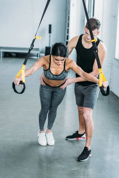 Sportif Afro Amerikan Kız Direnç Şeritli Spor Salonunda Egzersiz Yardımcı — Stok fotoğraf