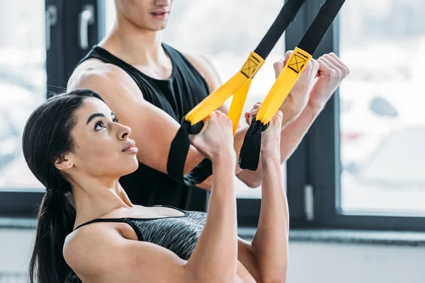 Mujer Afroamericana Deportiva Concentrada Haciendo Ejercicio Con Correas Suspensión Gimnasio —  Fotos de Stock