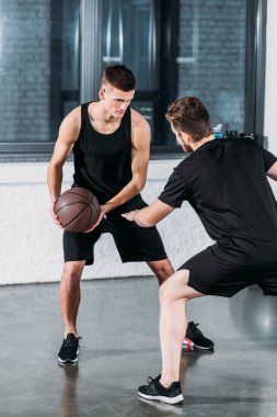 basketbol oynarken spor salonunda spor giyim atletik genç erkek arkadaşlar 