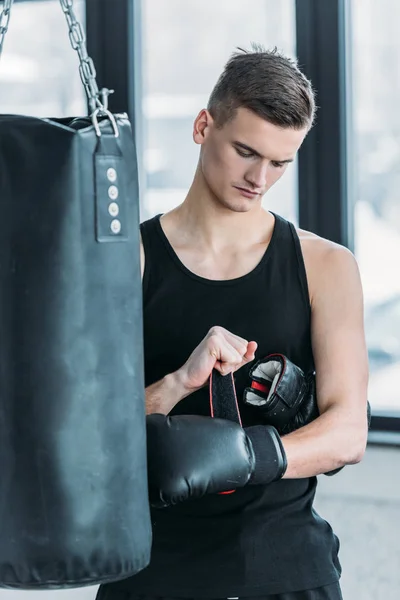 Sério Jovem Desportista Vestindo Luva Boxe Ginásio — Fotografia de Stock