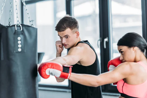 Mannelijke Trainer Afro Amerikaanse Meisje Boksen Met Bokszak Sportschool — Stockfoto