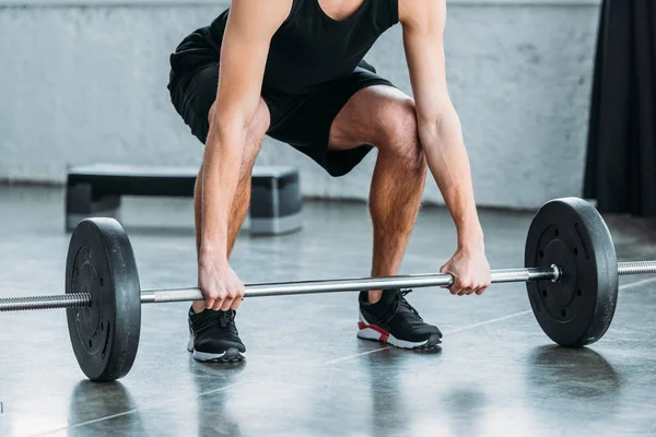 Beskuren Bild Muskulös Ung Man Sportkläder Lyfta Skivstång Gymmet — Stockfoto