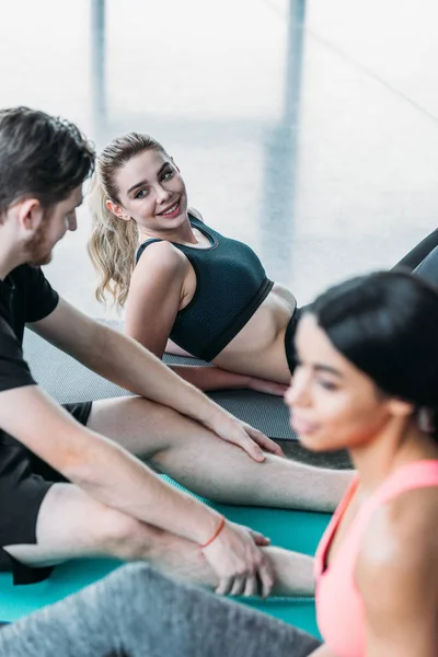 Enfoque Selectivo Hombre Joven Hablando Con Chicas Deportivas Gimnasio —  Fotos de Stock