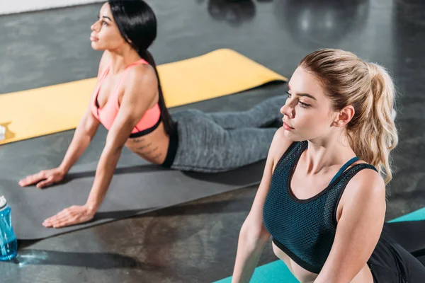 Vista Ángulo Alto Hermosas Chicas Deportivas Multiétnicas Ejercitándose Colchonetas Yoga —  Fotos de Stock