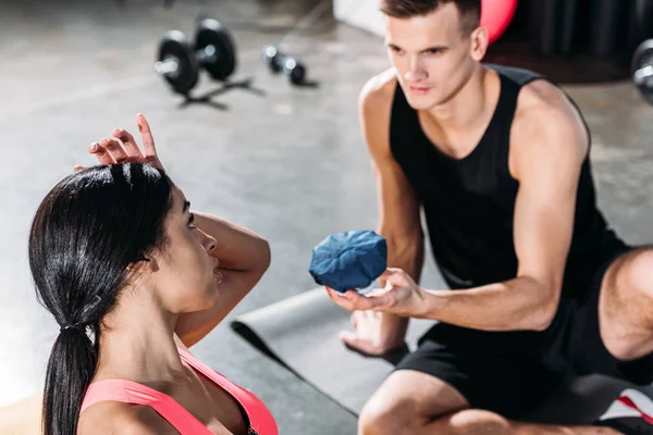 Deportista Dando Paquete Hielo Joven Afroamericana Que Sufre Lesiones Gimnasio — Foto de Stock