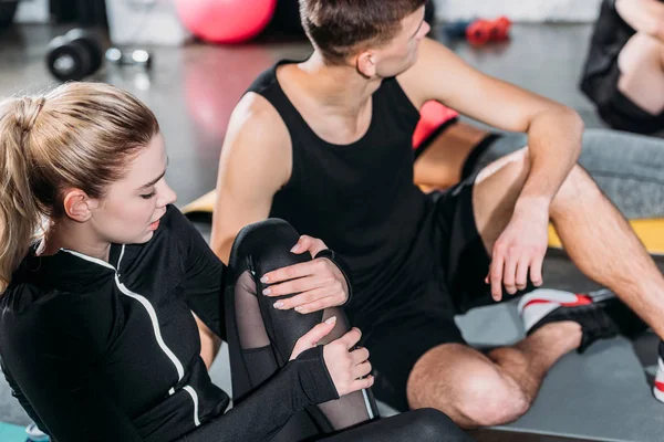 Sportig Ung Kvinna Lider Knäsmärta Efter Skada Gymmet — Stockfoto