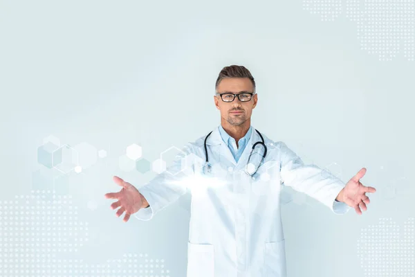 英俊的医生眼镜听诊器在肩膀上张开双臂与创新技术界面 — 图库照片