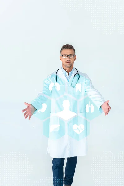 英俊的医生在眼镜站在开放的手臂和医疗界面隔离在白色 — 图库照片