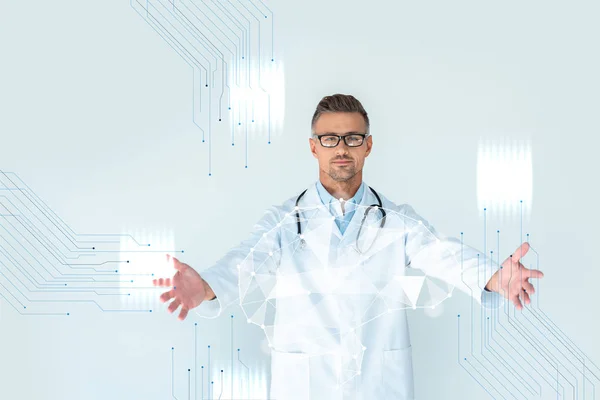 Przystojny Doktor Okularach Stetoskop Ramionach Stojąc Otwartymi Ramionami Mózgu Interfejs — Zdjęcie stockowe
