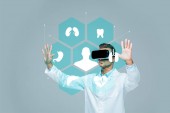 Wissenschaftler in Virtual-Reality-Headset berührt medizinische Schnittstelle in Luft isoliert auf graue, künstliche Intelligenz-Konzept