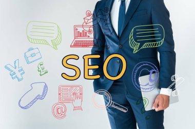 midsection seo simgeleri ile beyaz izole dizüstü bilgisayar ile ayakta işadamı