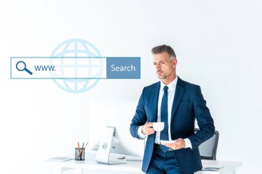 kahve tutarak ve arama çubuğu ile beyaz izole kamera bakarak yakışıklı işadamı