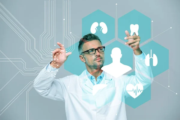 英俊的科学家在白色外套和眼镜移动医疗接口在空气中隔离在白色 人工智能概念 — 图库照片