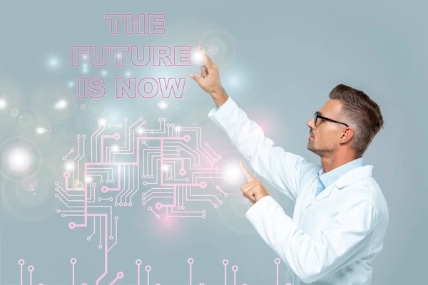 Side View Handsome Scientist Touching Brain Interface Future Now Lettering — Stock Photo, Image