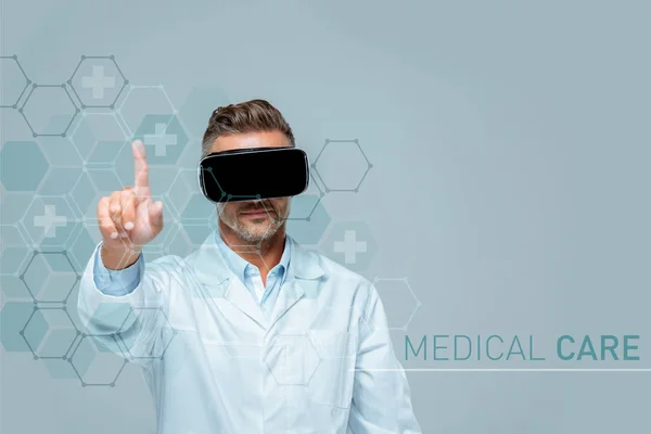 Científico Realidad Virtual Auriculares Tocando Interfaz Atención Médica Con Dedo — Foto de Stock