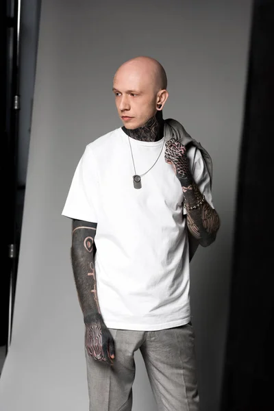 Kale Tattooed Man Witte Shirt Bedrijf Pak Jasje Schouder Kijkt — Stockfoto