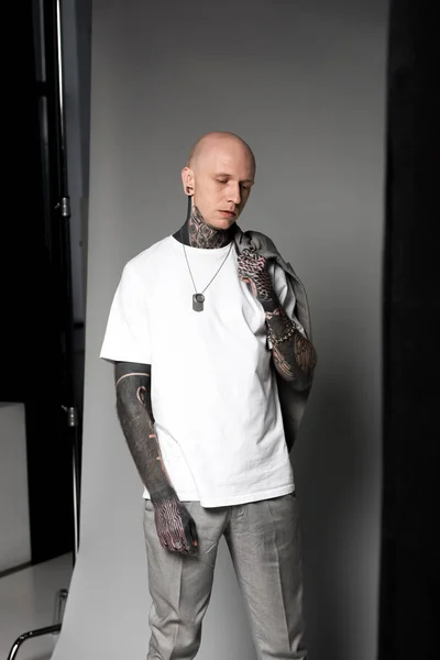 Young Bald Man Tattoos Holding Suit Jacket Shoulder Standing Studio — Stock Photo, Image