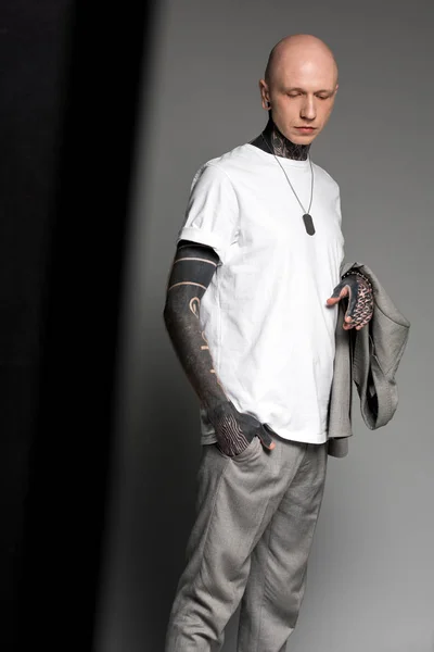 Confiante Tatuado Homem Com Mão Bolso Segurando Jaqueta Terno Cinza — Fotografia de Stock