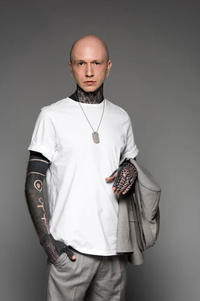 Hombre Calvo Tatuado Serio Camiseta Blanca Con Chaqueta Traje Mirando — Foto de Stock