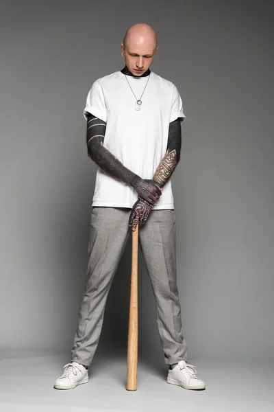 Vista Completa Hombre Calvo Tatuado Camiseta Blanca Sosteniendo Bate Béisbol — Foto de Stock