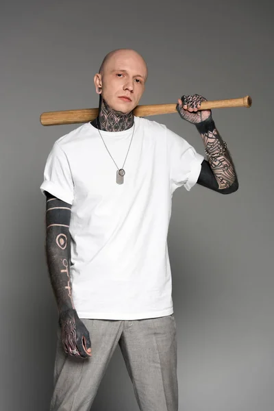 Serio Uomo Tatuato Shirt Bianca Che Tiene Mazza Baseball Guarda — Foto Stock