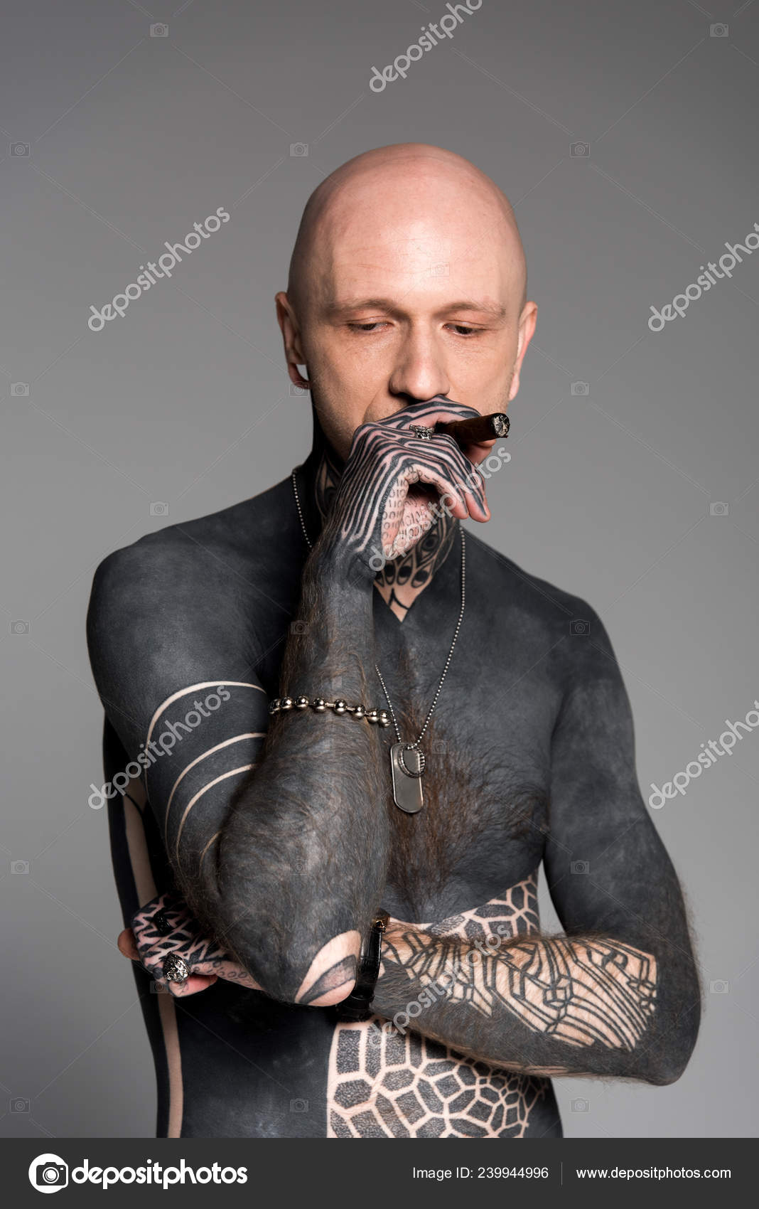 Stockfotos Mann Mit Tattoo Rauchen Bilder Stockfotografie Mann Mit Tattoo Rauchen Lizenzfreie Fotos Depositphotos