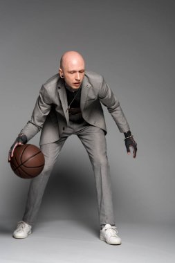 şık dövmeli adam görünümünü tam uzunlukta uygun Grey basket oynarken 