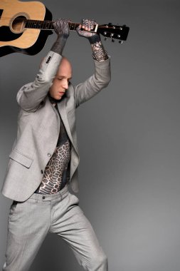 agresif kel dövmeli adam uygun Grey isabet akustik gitar  
