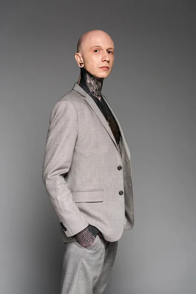 Side View Handsome Bald Tattooed Man Suit Standing Hand Pocket — Stock Photo, Image