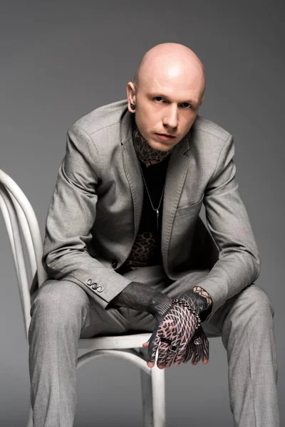 Pohledný Jistý Tetovaný Muž Obleku Sedí Židli Při Pohledu Fotoaparát — Stock fotografie