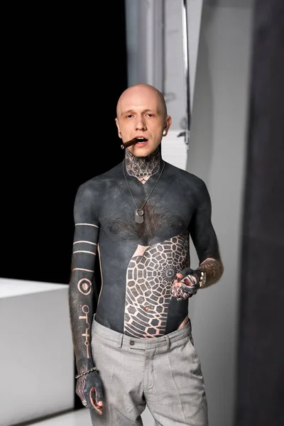 Φαλακρός Άνδρας Τατουάζ Γυμνός Chested Καπνίζοντας Πούρο Και Κοιτάζοντας Κάμερα — Φωτογραφία Αρχείου