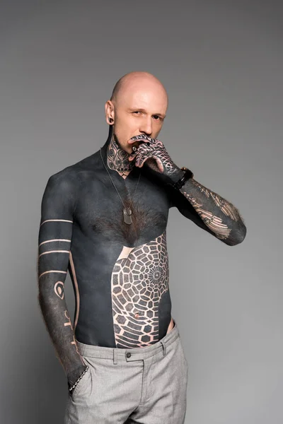 Confiado Tatuado Hombre Con Pecho Desnudo Fumando Cigarro Mirando Cámara —  Fotos de Stock
